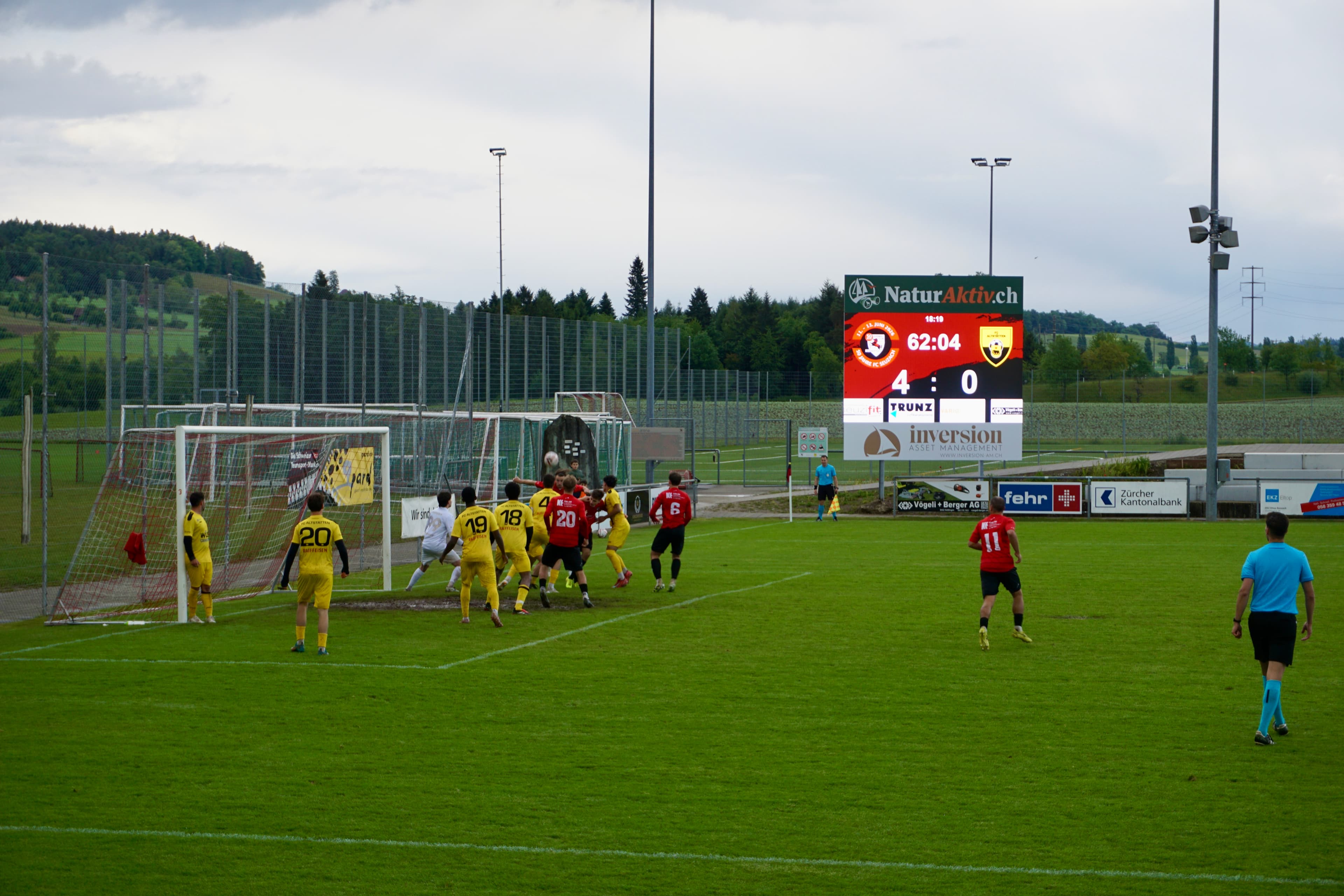 Heimspiel auf einem Fussballplatz, die LED-Anzeigetafel zeigt 4:0 in der 62. Minute, darüber und darunter Sponsorenwerbung